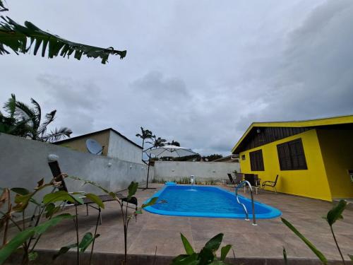 Casa com Piscina, Churrasqueira e Quadra de Vôlei!