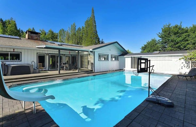 4 Bedroom Country Family Fun Estate with Pool and Hot Tub