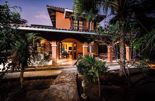 Casa de La Vida Grande: Un Paraíso Tropical en Playa Grande