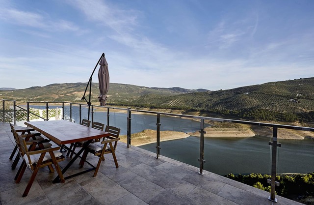 Casa de nueva construcción con vistas al mayor embalse de Andalucía.