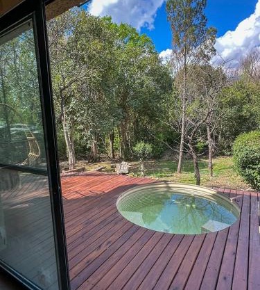 Casa de piedra con jardin y pileta - privada