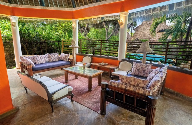 Casa Di Mia Villa, with Pool & 3 min walk to Beach.