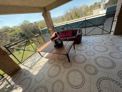 CASA EL GRINGO ubicada en Villa Parque Siquiman con vista al río tres habitaciones y capacidad para ocho personas