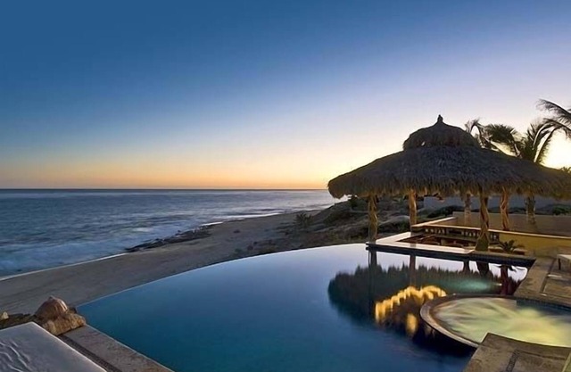 Casa Panga Beachfront House con piscina infinita y bar con piscina