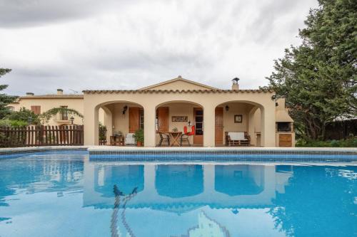 Casa rural amb piscina i jardí