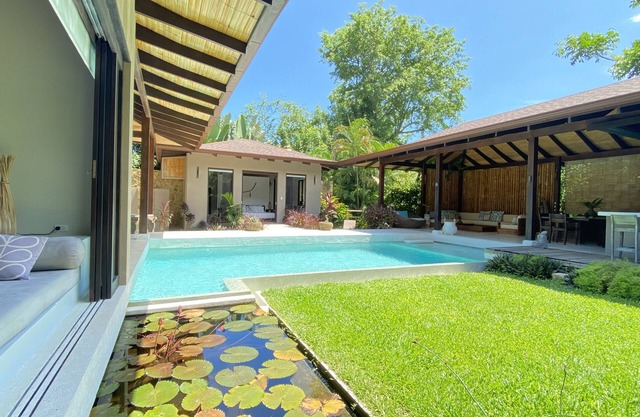 Casas de Agua, Villa Agua Verde. Sendero natural a la playa.