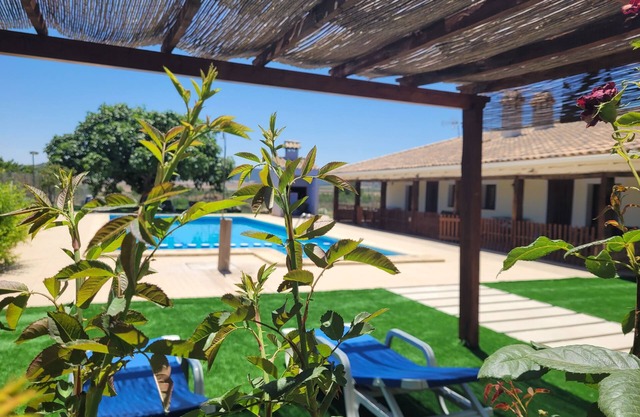 Casa rural para 4 personas dentro de un complejo con piscina