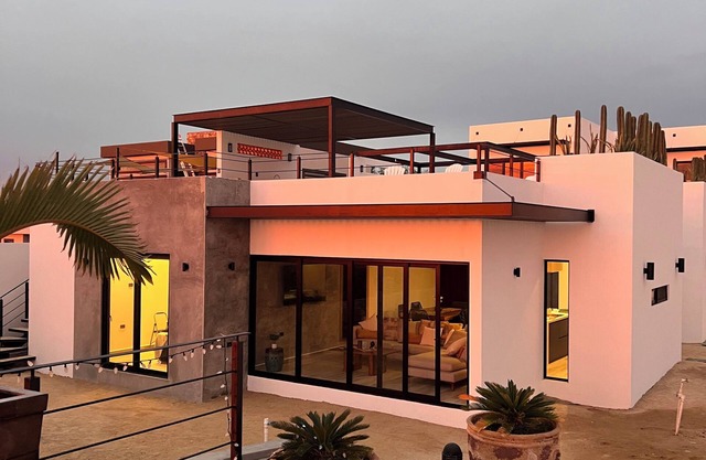 Casita by the Sea Pool, Modern, private rooftop, king beds 2 minute to beach!