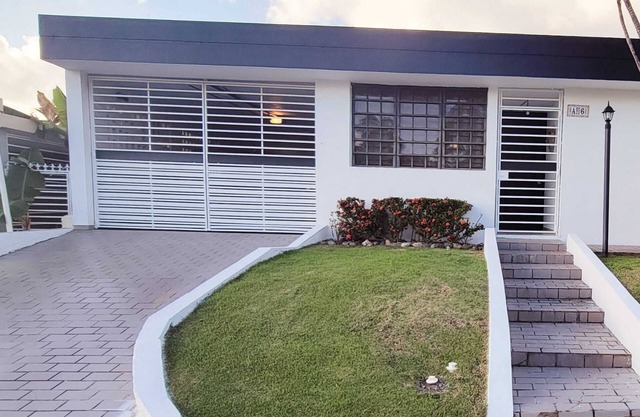 Casita Encanto 2 bd 1 bth centric apt w/ 1 car garage 10 mins to airport/beaches