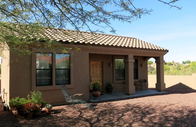 Casita con paredes de Santa Fe y puertas de privacidad