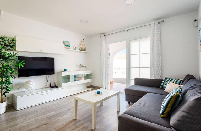Apartamento Castellsol 315 con Terraza, Piscina Comunitaria, Cerca a la Playa