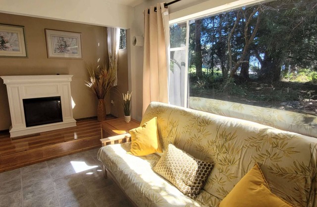 Quaint old Cedar Cottage 2 Bedroom Near Lund