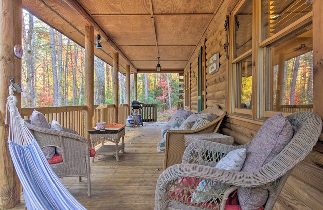 ¡NUEVO! Cedar Mountain Log Cabin - 11 millas a Brevard!