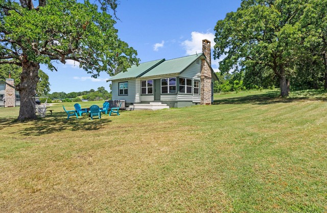 Peaceful LAKEFRONT Cabin getaway with a private Jacuzzi in Texoma Shores Resort