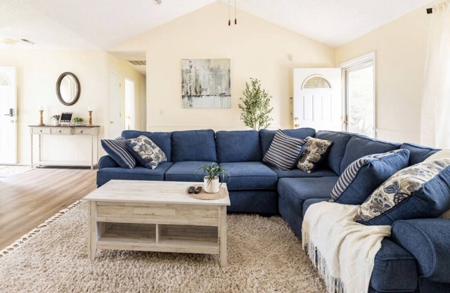 Centally located w/ coffee bar, theatre/gameroom