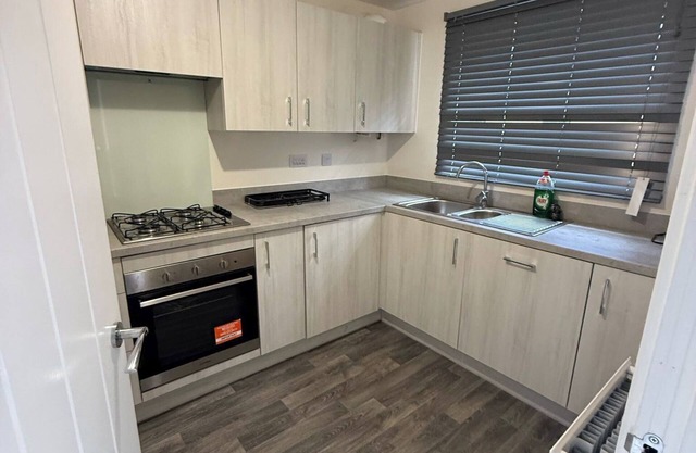 Central 2 Bed Home - Parking, Ev Point, Garden