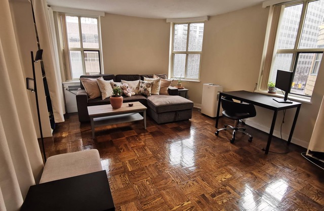 Central 2 bedroom apt (near Casa Loma & Rosedale)