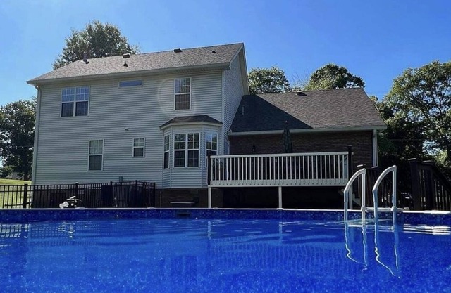 Centrally located/30min from Nashville/Outdoor pool, game room and theater room.
