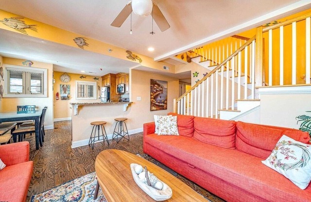 CENTRALLY LOCATED, 4BR/3BA, SLP 10, HANDICAP ACCESSIBLE, STEPS TO BEACH