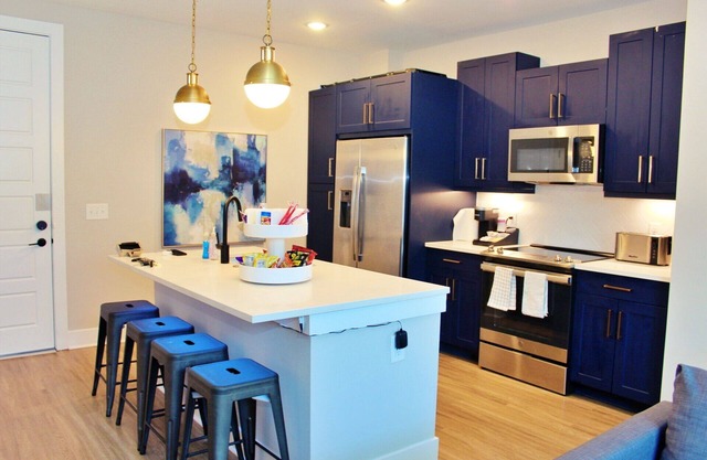 Centrally Located Modern Apartment Downtown w/min Travel Times to Popular Places