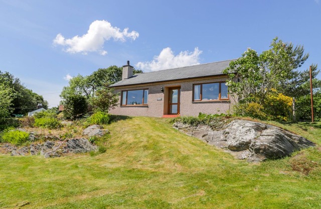 CERIS, pet friendly, character holiday cottage in Penrhyndeudraeth