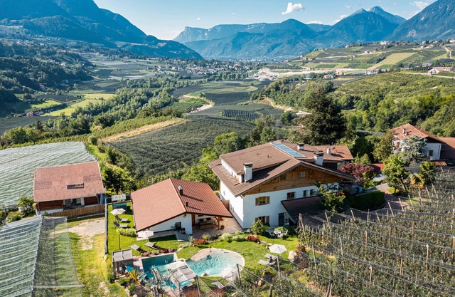 Chalet "Apfel Feld-Hof" con bañera de hidromasaje, piscina de agua salada y terraza