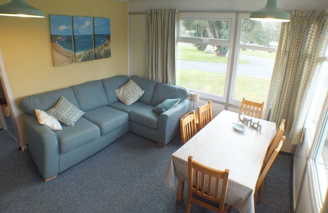 Chalet Cwtch, una acogedora casa de vacaciones de 5 camas en Roch, Pembrokeshire