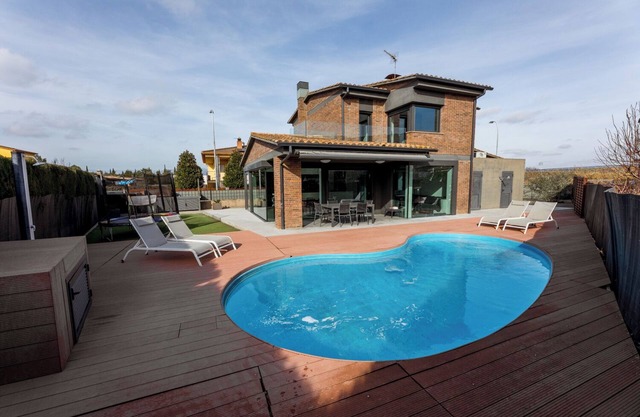 CHALET ELS PINS WITH POOL BANYOLES