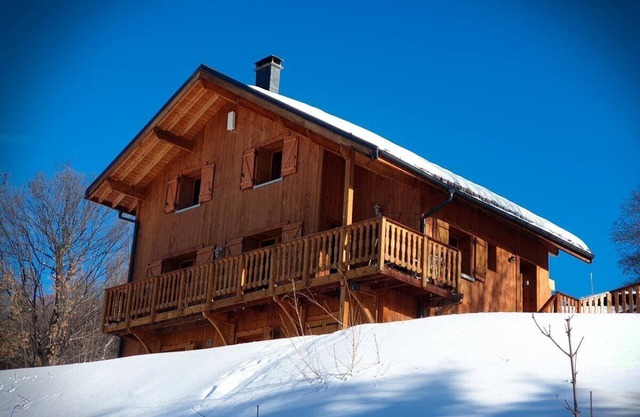 Chalet de 2016, a 1310 m sobre el valle del Maurienne.