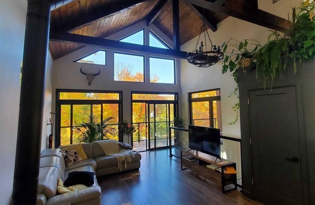 Chalet Ski Bromont: Elegant, Cozy and Convenient