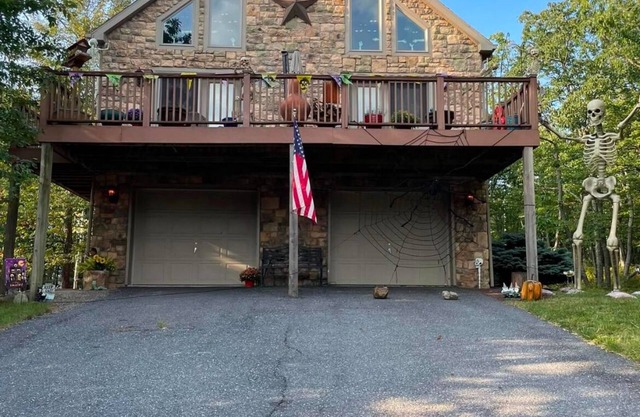 Chalet style 3-bedroom with WiFi, AC in tranquil Hazleton