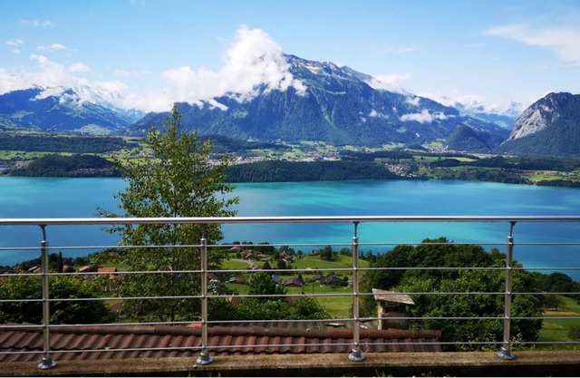 Chalet con vistas panorámicas de las montañas Oberland y el lago Thun