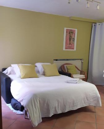 Chambres d'hôtes indépendantes au rez-de-chaussée d'une maison provençale dont une avec cour intérieure