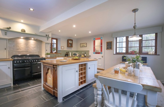 Chantry Cottage - sleeps 6 guests in 3 bedrooms