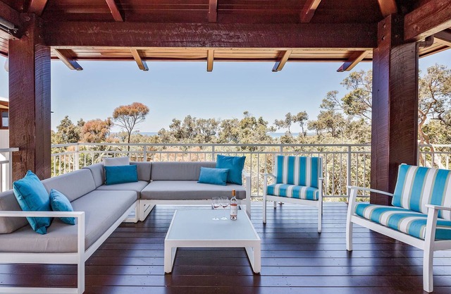 CHARACTER FILLED EAGLE BAY ESCAPE OFFERING BLISSFUL VIEWS THROUGH THE TREETOP