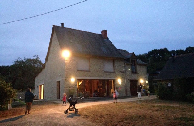 CASA DE PERSONAJES/20Kms de Rennes/solo familia, amigos .