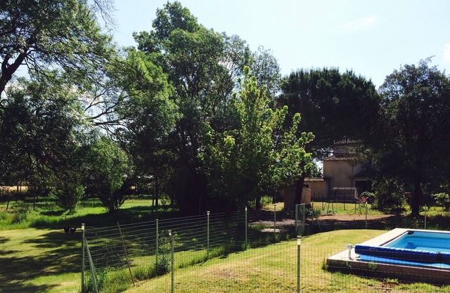 Casa de carácter en una casa de campo con piscina sobre rasante ajardinada