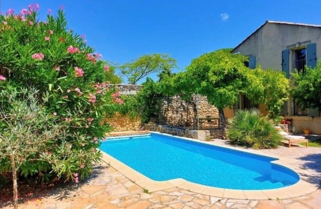 Character house with pool in the heart of Provence – Grillon