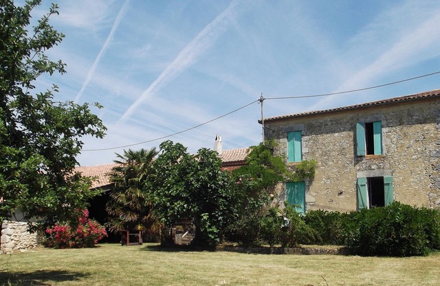 Characterful granja con piscina situado en medio de los girasoles y viñedos