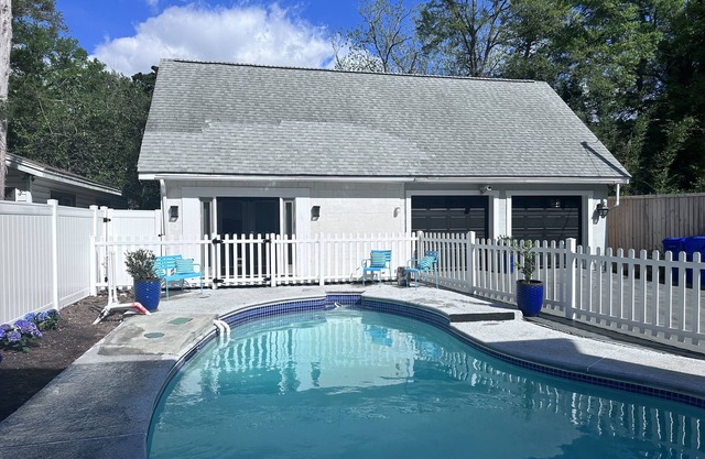 NUEVO-Charleston Guest House con piscina en el campo de golf