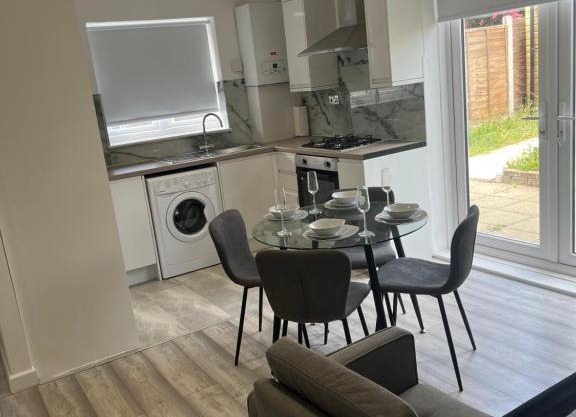 Charlotte Mews Lakeside 2 Bedroom House Apartment 10 minutes walk to Lakeside Shopping Centre Free Parking