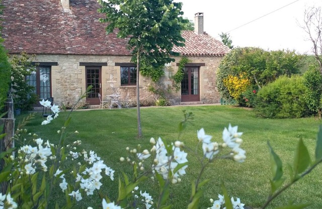 Casa rural reformada con jardín, WiFi y chimenea, cerca del río y rutas de senderismo