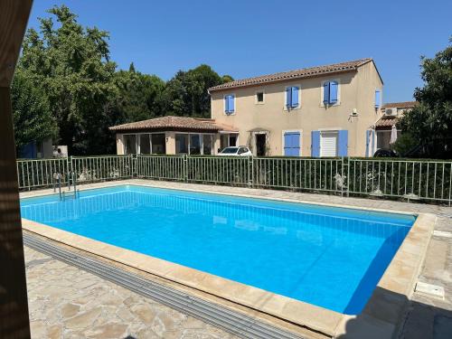 CHARMANT LOGEMENT AVEC PISCINE EN PROVENCE au premier étage d une villa