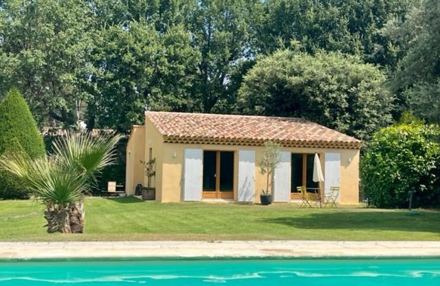 Charmante maisonnette avec jardin et piscine