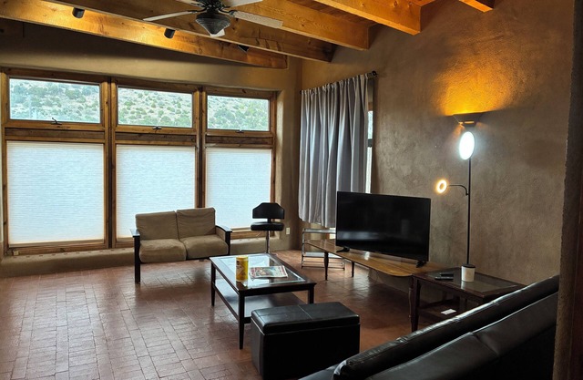 Charming 1.5 Bedrooms, 1600 sq. Ft Guest House Views/Yard W/D High Ceilings
