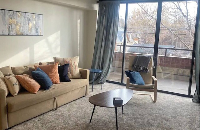 Charming 1 Bed Condo, Only 15 Minute Walk to Downtown