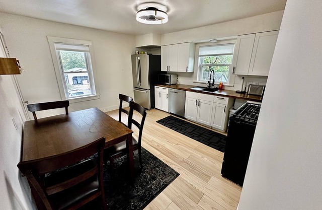 Charming 1-bedroom apartment with AC, WiFi in welcoming Youngstown.