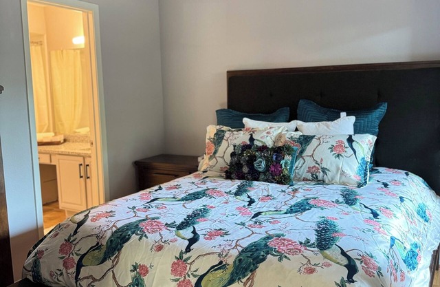 Charming 1-bedroom condo with WiFi, AC in brilliant Dallas