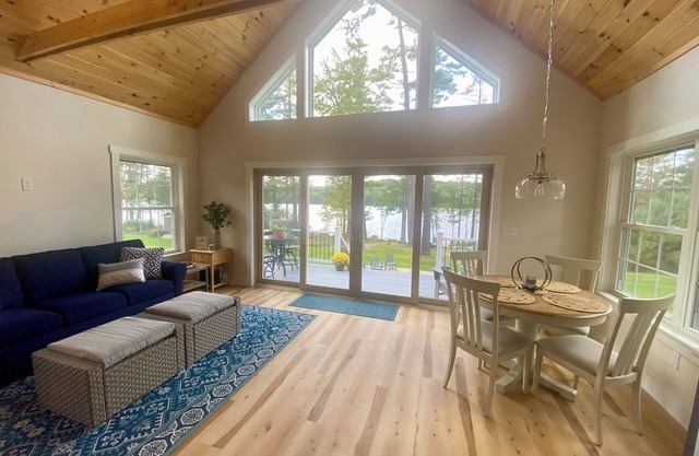 Charming 1-bedroom cottage in fabulous Bridgton with WiFi, AC, private dock