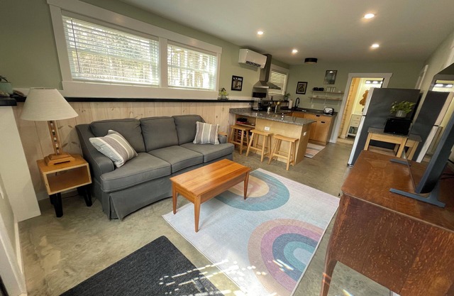 Charming 1-bedroom apartment with AC, WiFi in tranquil Lincolnville